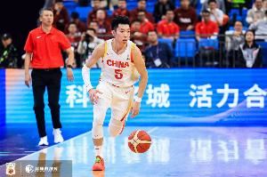 媒体人：中国男篮进攻滞涩 胡明轩廖三宁戏份偏少 有些无所适从